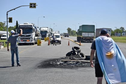 El temor a nuevos bloqueos en la zona del Gran Rosario provócó una caída en el ingreso de camiones para los puertos