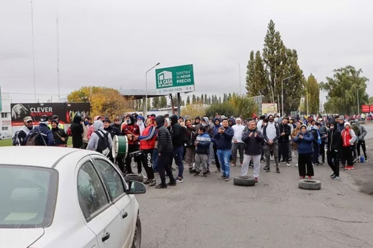 Corte de ruta de trabajadores de la empresa avícola Pollolín, en Cipoletti