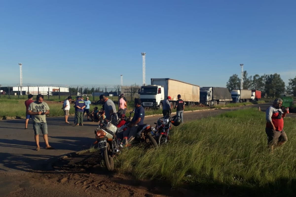 Corte de ruta en la frontera con Brasil