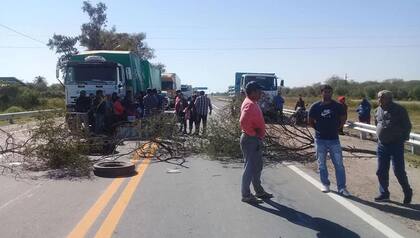 Corte de ruta realizado por familiares de Luis Armando Espinoza, desaparecido la semana pasada tras un operativo policial en Simoca
