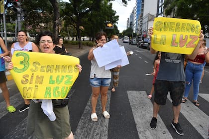 Corte en Carlos Calvo y Lima. Vecinos agrupados en asambleas barriales porteñas y otras asociaciones convocan hoy a "ruidazos colectivos por cortes de luz"