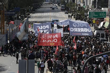 Corte total de Rivadavia a la altura de la General Paz en Liniers; manifestación del Polo Obrero