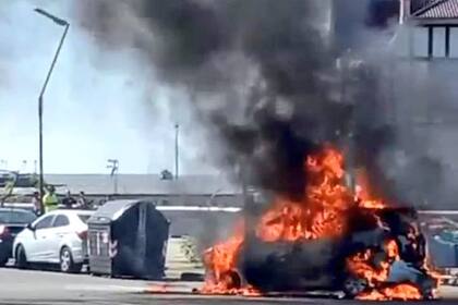 Corte total en Costanera Norte por el fuerte incendio de un vehículo