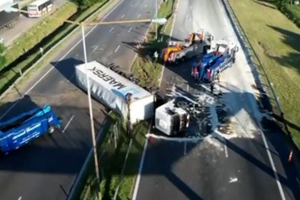 Corte total en la Panamericana: volcó un camión y derramó aceite en la autopista