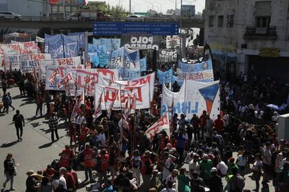 Corte y protesta en Puente Pueyrredón por movimientos sociales
