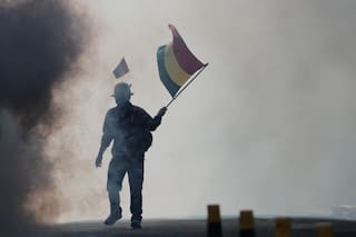 Cortes carreteros en rechazo a los ajustes económicos de Paz dejan aislada la capital de Bolivia