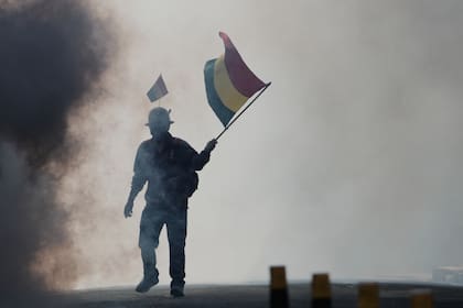 Cortes carreteros en rechazo a los ajustes económicos de Paz dejan aislada la capital de Bolivia