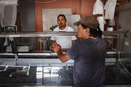 Cortes de luz que afectaron la zona de Mataderos
Carnicero Daniel con heladera vacía