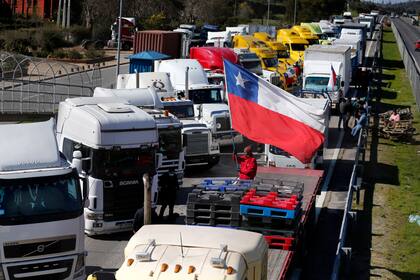 Cortes de rutas de camioneros en Valparaíso por el aumento de los ataques de los mapuches en la Araucanía, sur de Chile