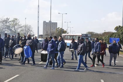Colectiveros cortaron la avenida General Paz por el asesinato de Pablo Flores