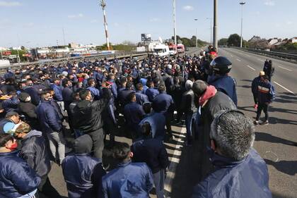Vista del corte en la General Paz por el asesinato de un colectivero