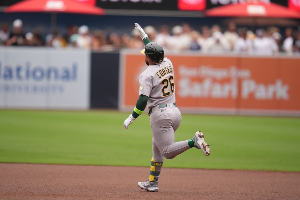 Cortés pega jonrón, Kurtz se embasa por 47mo juego seguido y Atléticos vencen 5-2 a Padres