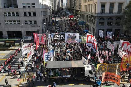 Cortes y protestas en el centro porteño en medio del pico de contagios de coronavirus; organizaciones sociales y movimientos de izquierda se concentraron en el Obelisco