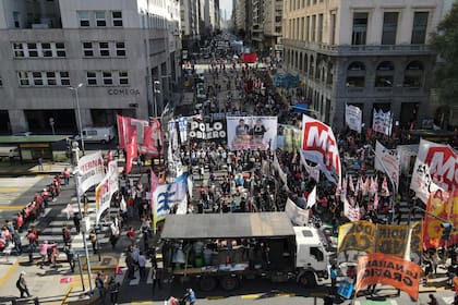 Cortes y protestas en el centro porteño en medio del pico de contagios de coronavirus; organizaciones sociales y movimientos de izquierda se concentraron en el Obelisco