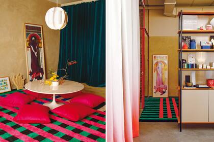 Cortina doble de pana sublimada, diseñada por el Estudio y realizada por Morón Madrid. Alfombra (Eme, por Mooody Rugs), mesa ‘Tulip’, almohadones y cortina de pana (Morón Madrid), obra apoyada en el piso (del artista californiano Chuck Sperry).