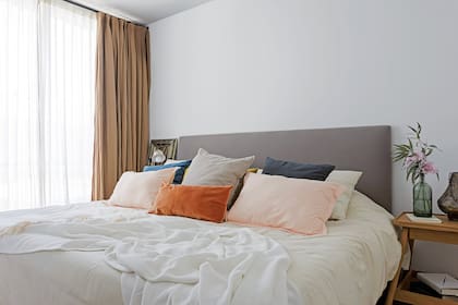 Cortinas, cubreedredón y cubresomier (Tussor Deco). Almohadones y manta (En Abundancia). Mesa de luz (Lacroze Design Studio).