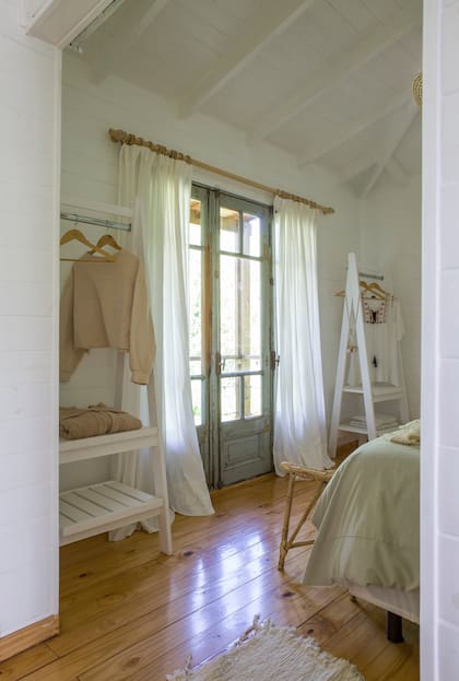 Cortinas de gasa, acolchado y almohadones (todo de Mora Lola). Percheros de pino (Emejota Muebles).