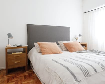 Cortinas de gasa de algodón con barrales de hierro, como en el living; mesas de noche
enchapadas en petiribí; respaldo de cama con funda reversible: de un lado es de lino, del otro de tussor (todo de Casa Leopoldo)