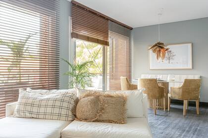 Cortinas de madera de Hunter Douglas (Revestir S.A.). La mesa ovalada tiene una tapa fina de Dekton ‘Rem’ (Canteras del Mundo) trabajada por Marmolería Forte. Pintura látex Decorcryl ‘N 185-4′ (Colorín).