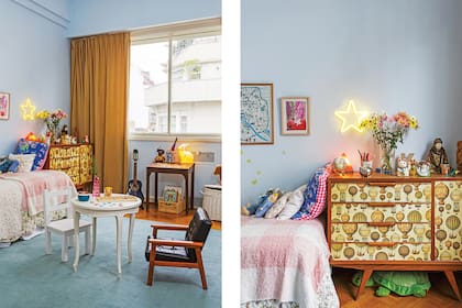 Cortinas de terciopelo (Casa Almacén). La cómoda de estilo vintage empapelada (Harturo) en algún momento fue el cambiador de Kasia. El dueño de Harturo, Rodrigo Sens, le sugirió poner una colchoneta sobre el mueble, antes que incorporar uno poco estético y poco duradero.