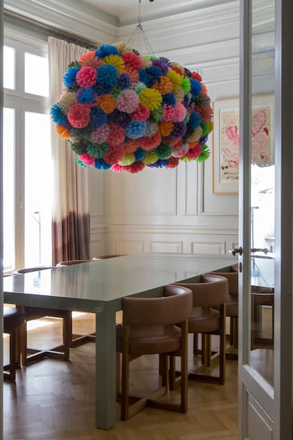 Cortinas hechas por Casa Leopoldo con textiles teñidos a mano de Mercedes Segura. Mesa y sillas (Bull Buenos Aires).