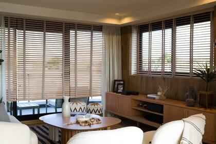 Cortinas horizontales de madera, en este caso, se eligieron de bambú.