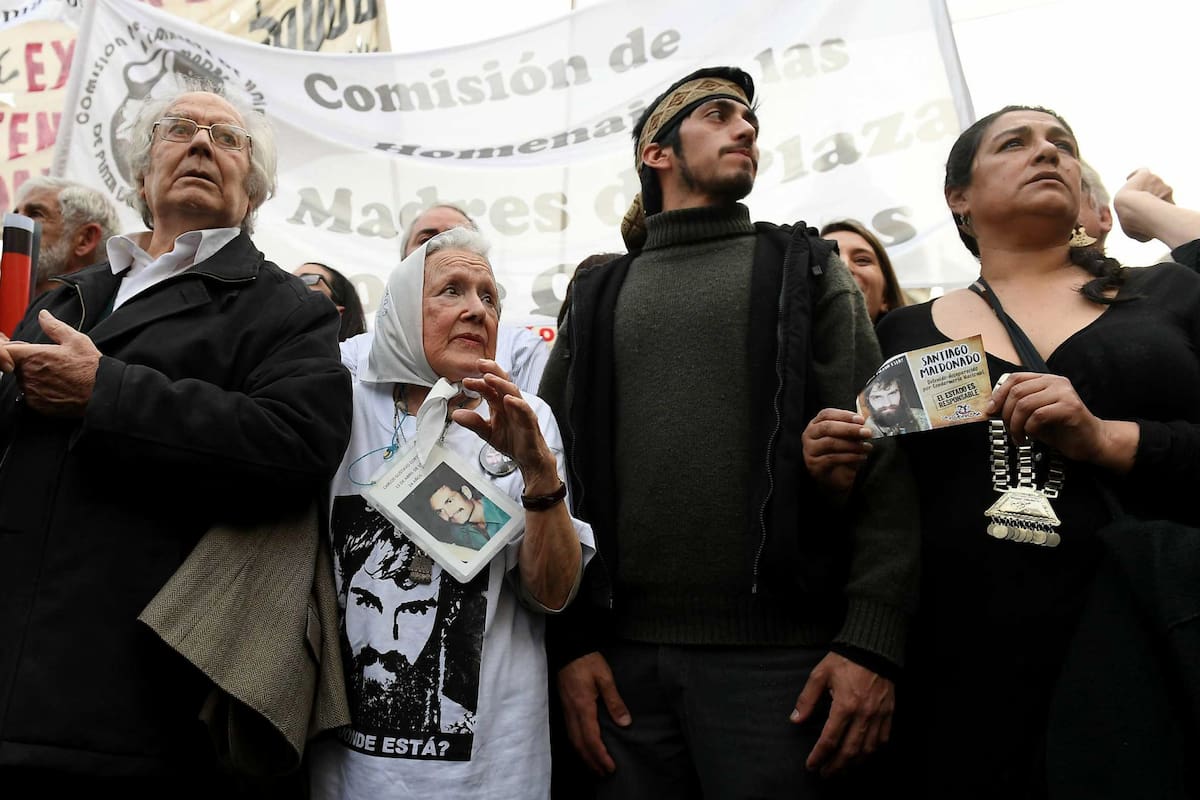 Cortiñas junto al premio Nobel de la Paz Adolfo Pérez Esquivel en la marcha por Santiago Maldonado
