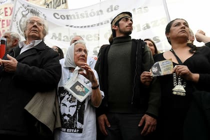Cortiñas junto al premio Nobel de la Paz Adolfo Pérez Esquivel en la marcha por Santiago Maldonado