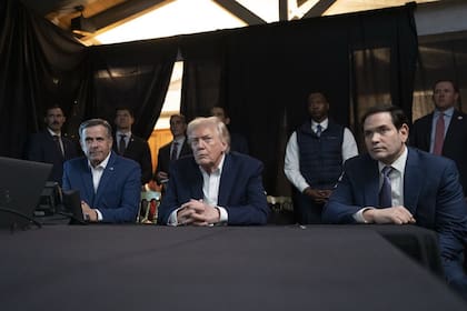 Cortinas negras y monitores marcaron el ambiente de la sala de guerra acondicionada en Mar-a-Lago