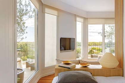 Las aberturas de 2,30m de alto son de aluminio ‘A30’ (Aluar) con vidrios DVH. Cortinas sunscreen de Riel Americano (con esta vista, las blackout nunca estuvieron en los planes). Sobre el respaldo de la cama, lámpara ‘Arminda’ (Doña 3D).