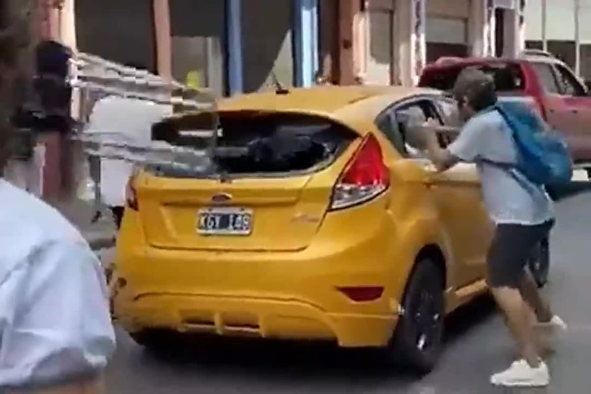 Cortó un piquete, atropelló a manifestantes y le terminaron destrozando el auto
