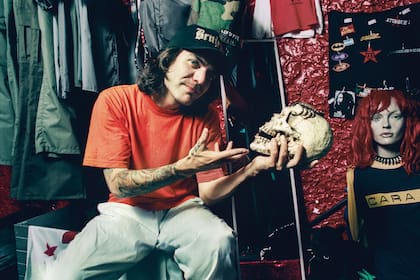 Corvata en Locro Pro, su local de ropa hardcore, 2001