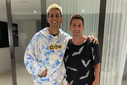 Coscu junto a Lionel Messi, uno de los dos streamers que participaron de la cena íntima que compartió con sus compañeros de equipo antes de dejar Barcelona
