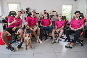 Coscu junto a sus compañeros de equipo en League of Legends