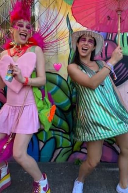 Cósima Ramírez, hija de la diseñadora Agatha Ruiz de la Prada, llamó la atención con un minivestido rosa con un gran corazón en el pecho firmado por su madre, al que le sumó un original sombrero de plumas de inspiración punk de los diseñadores sevillanos Vivascarrion Artmilliners.