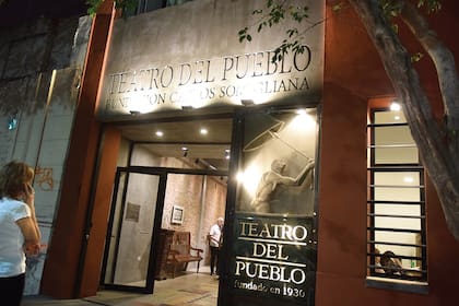 Cossa es presidente de la Fundación Somigliana, encargada de llevar adelante el Teatro del Pueblo, y protagonista indiscutido de célebres debates estéticos y culturales fundamentales del siglo XX