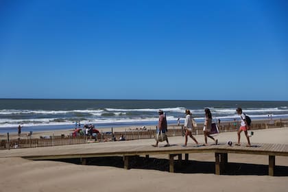 Turistas disfrutan de la playa en Costa Esmeralda