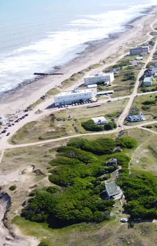 Costa Bonita uno de los desarrollos costeros más singulares del sudeste bonaerense, marcado por un origen poco común