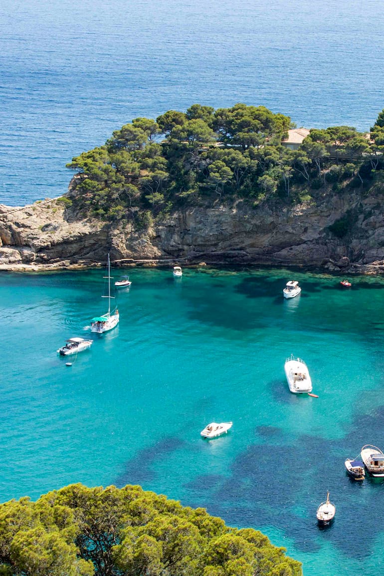 Costa Brava: Cala Giverola, una joya escondida de aguas transparentes