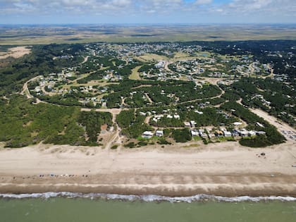 Costa Esmeralda tiene 1000 hectáreas, en las que se encuentran 16 sub-barrios, casi 4000 lotes, 3000 viviendas construidas, y 140 departamentos