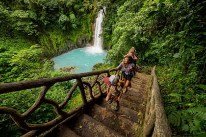 Costa Rica combina el verdor de la selva tropical con sus aguas turquesa.