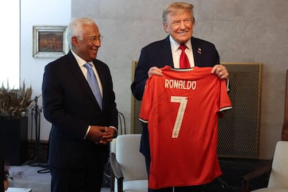 Cósta y Trump, sonríen para la foto con la camiseta de CR7