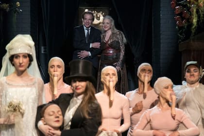 Costantino con Esteban Insinger, quien compuso música original para la obra, y un elenco que incluye como protagonista a Victoria Roland, una de las directores escénicas