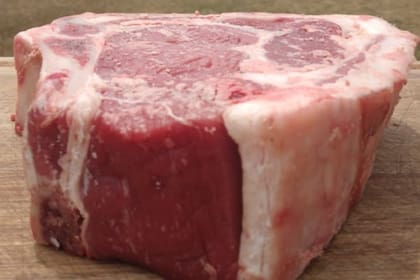 Costeleta cruda con carne magra y grasa externa