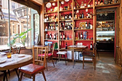 Costumbres como el encuentro en el bar, el amor por el oficio y el uso de la biblioteca popular están más vigentes que nunca