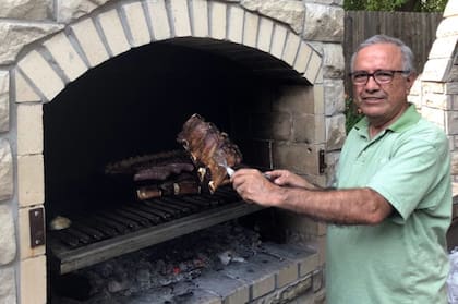 Oscar hoy, a pesar de los años transcurridos hay costumbres que no lo abandonan.