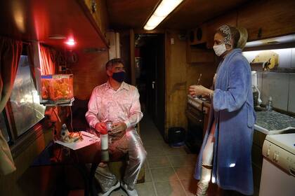 Cotidianidad en el Circo Rodas: pareja de artistas en su carromato-hogar