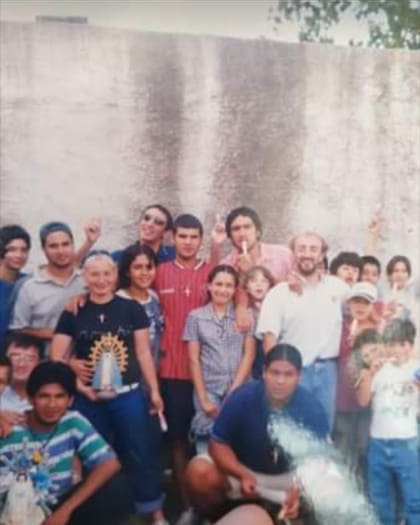 "Coto" Fernández, con el pelo largo, junto al grupo de la parroquia. "Me dieron mi primer trabajo en blanco y me mostraron que había otra vida posible", agradece