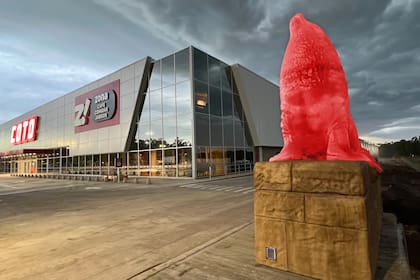 COTO inauguró un centro comercial en la ciudad de Mar del Plata donde se luce el icónico lobo marino de la ciudad balnearia que, en este caso, cambia de color con el tiempo.