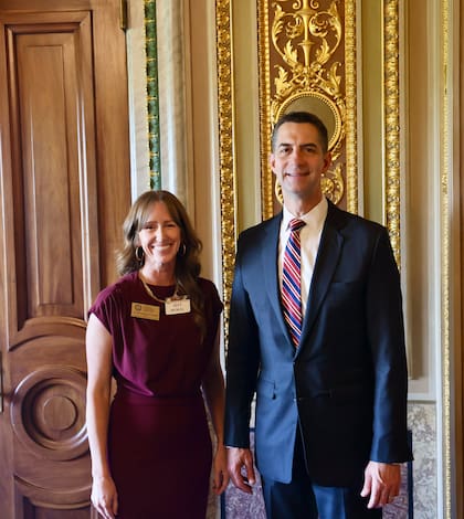 Cotton, a la derecha, junto a una maestra que ganó un premio en Arkansas